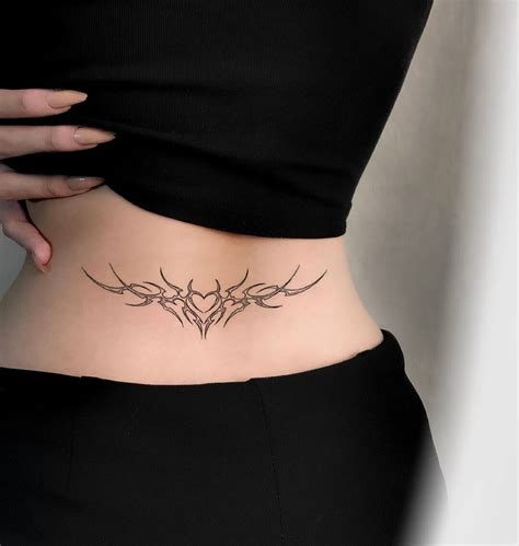 tatuajes para mujeres en la espalda baja|74 Tatuajes en los lumbares o la baja espalda